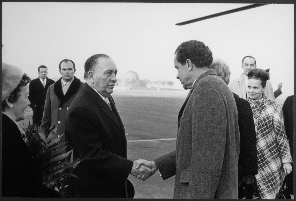 President Nixon shakes hands with Mayor Richard Daley on his arrival in Chicago, Illinois - NARA - 194669
