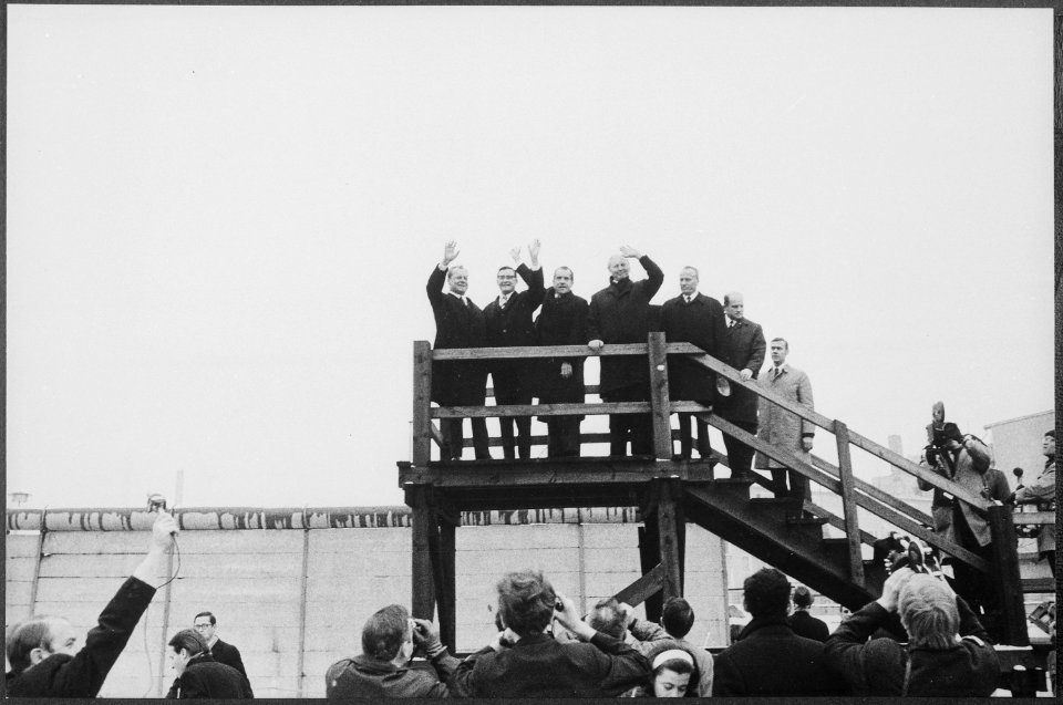 President Nixon visits the Berlin Wall at Moritzplatz, Berlin - NARA - 194608