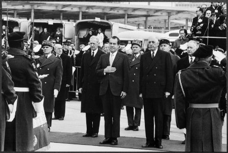 President Nixon's arrival in France - NARA - 194609