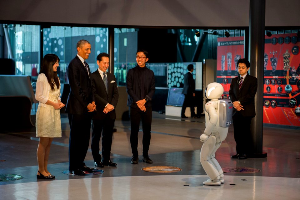 President Obama Watches ASIMO the Humanoid Robot - Flickr - East Asia and Pacific Media Hub (3)