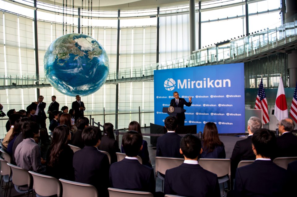 President Obama Delivers Remarks at Miraikan - Flickr - East Asia and Pacific Media Hub (2)