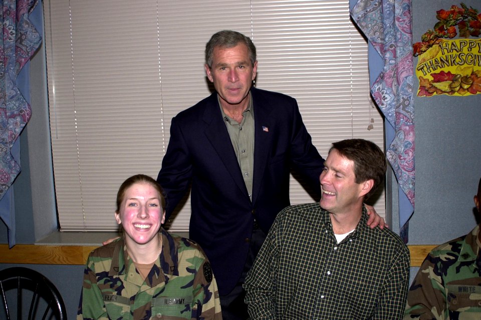 President George W. Bush takes a moment to pose for a photograph with US Army Private First Class Heike Feigh and Senator Bill Frist