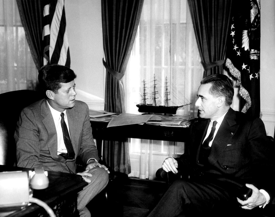 President John F. Kennedy Meets with the President of the National Assembly of France, Jacques Chaban-Delmas (02)