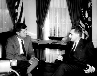 President John F. Kennedy Meets with the President of the National Assembly of France, Jacques Chaban-Delmas (02)