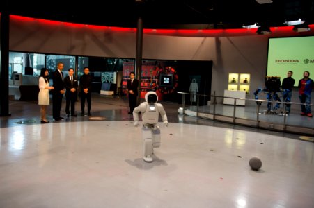 President Obama Watches ASIMO the Humanoid Robot - Flickr - East Asia and Pacific Media Hub (1)