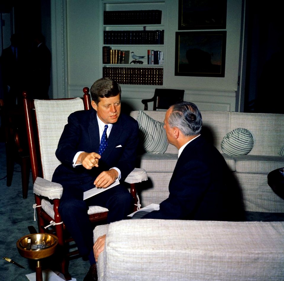 President John F. Kennedy with Ambassador of Italy, Sergio Fenoaltea (03)