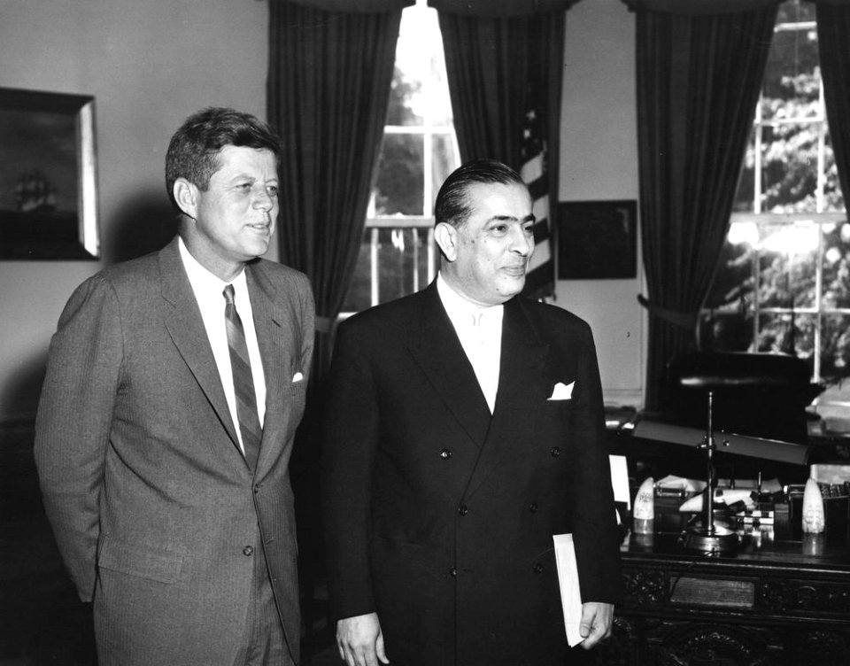 President John F. Kennedy with Ambassador of Lebanon, Ibrahim Hussein el-Ahdab (01)
