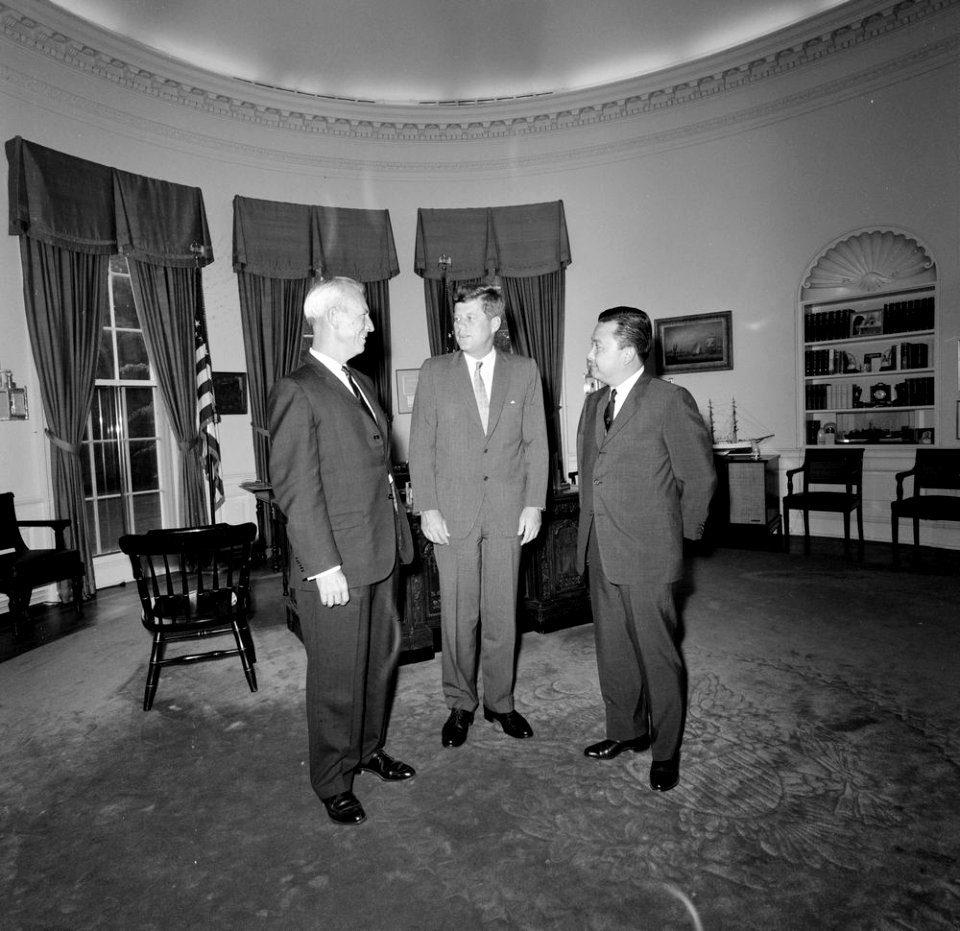 President John F. Kennedy with Democratic Candidate for Governor of Hawaii, John A. Burns (01)