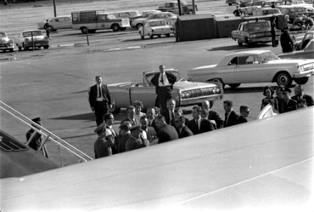 President JFK's casket is transferred to Air Force One at Dallas Love Field (03)