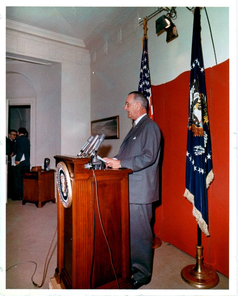 President Johnson speaks before audience 1963