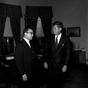 President John F. Kennedy Meets with Jack Beatty (01)