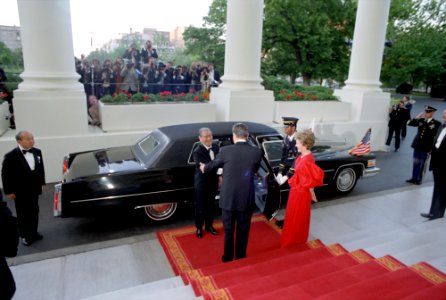 President Ronald Reagan and Mrs. Nancy Reagan greet Prime Minister Zenkō Suzuki of Japan