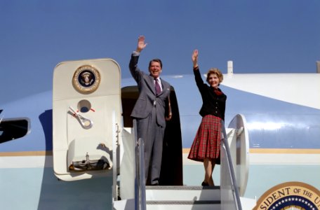 President Ronald Reagan and Nancy Reagan waving from Air Force One