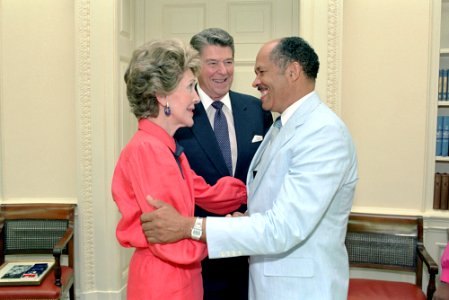 President Ronald Reagan and Nancy Reagan during a farewell photo opportunity with Eugene Allen photo