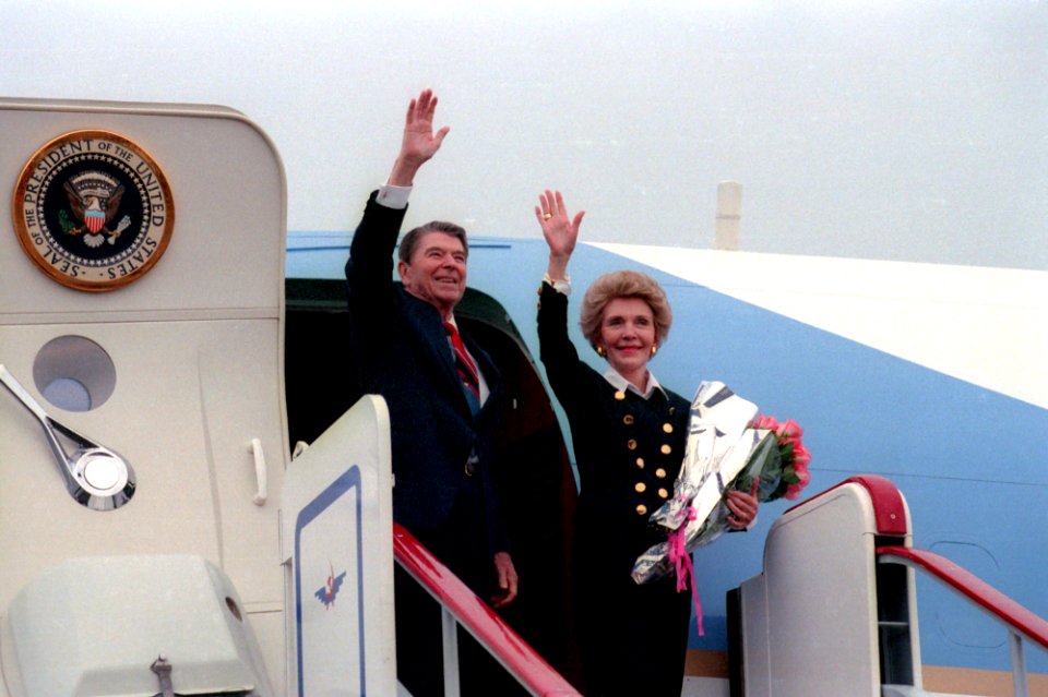 President Ronald Reagan and Nancy Reagan waving goodbye from Air Force One