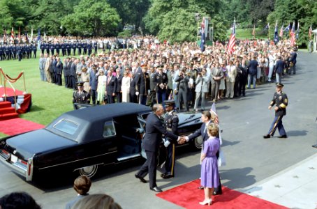 President Ronald Reagan and Nancy Reagan greet Prime Minister Malcolm Fraser and Tamara Fraser