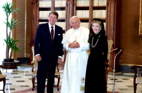 President Ronald Reagan and Nancy Reagan with Pope John Paul II