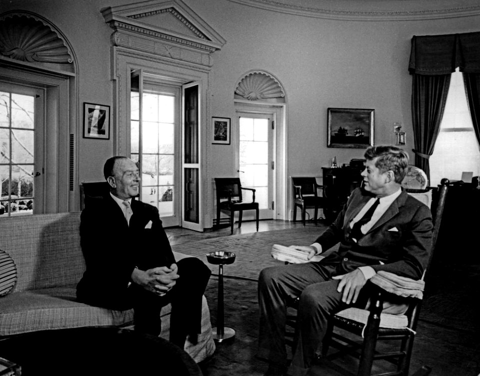President John F. Kennedy with Ambassador of Chile, Walter Müller (02)
