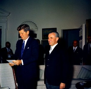 President John F. Kennedy with Ambassador of Italy, Sergio Fenoaltea (01)
