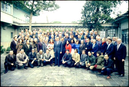 President Nixon and members of the press in Shanghai - NARA - 194428