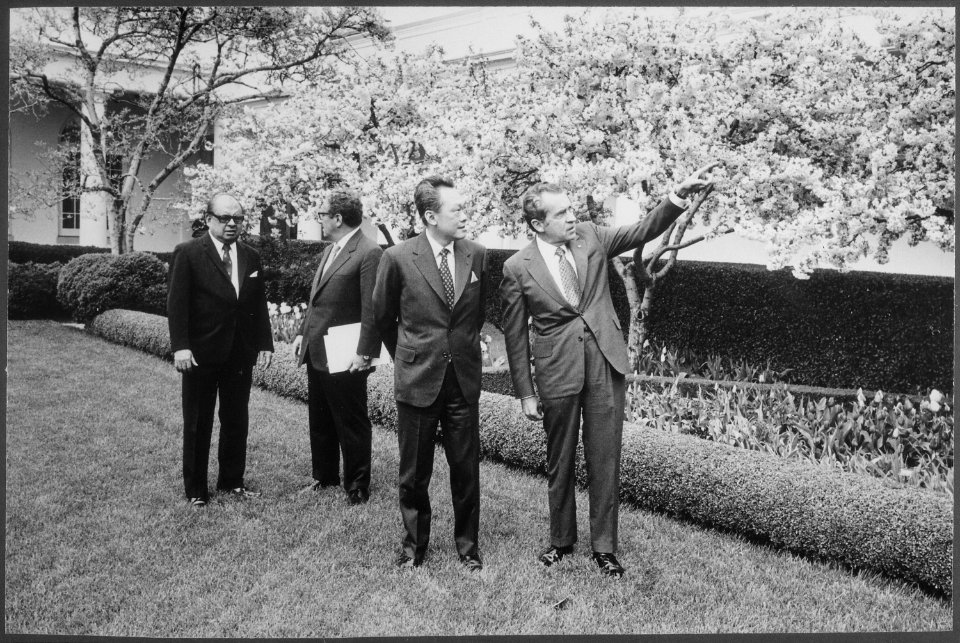 President Nixon greets South Vietnamese President Nguyen Van Thieu in front of Marine One helicopter - NARA - 194500