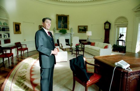 President Ronald Reagan in the Oval Office for the last time photo