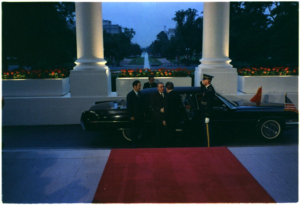 President Nixon greets General Secretary Brezhnev prior to State Dinner - NARA - 194516