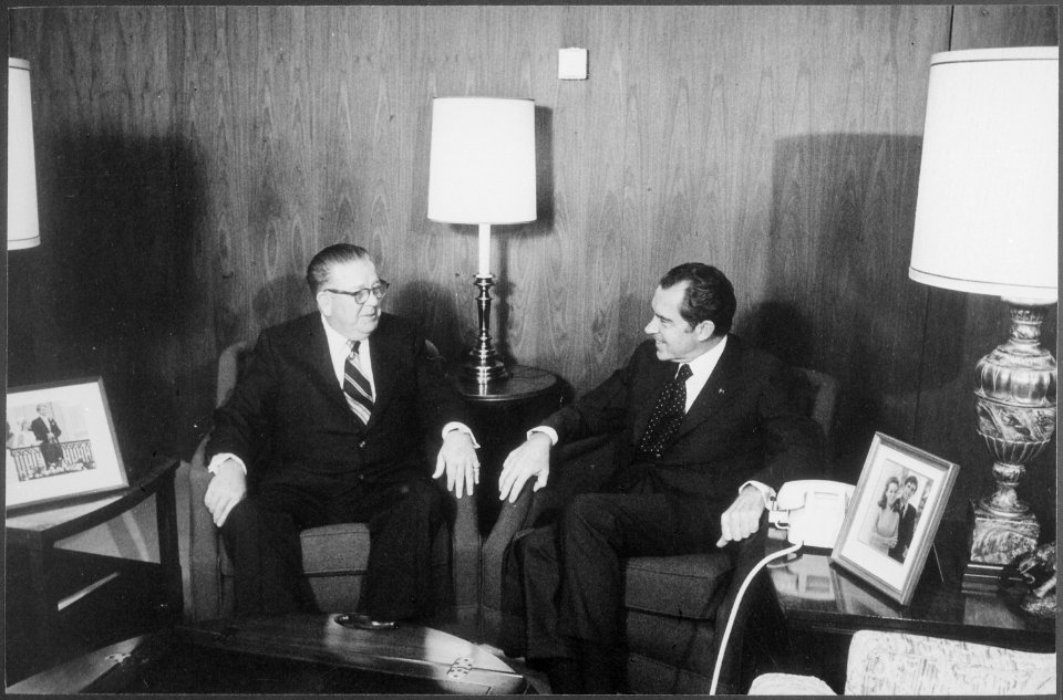 President Nixon meeting with Frank Fitzsimmons, President of the International Brotherhood of Teamsters - NARA - 194487