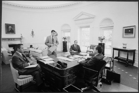 President Nixon meets with chief advisers in the Oval Office - NARA - 194672