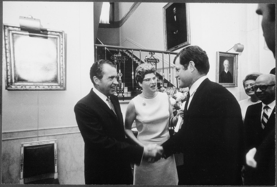 President Nixon with League of Women Voters - NARA - 194624