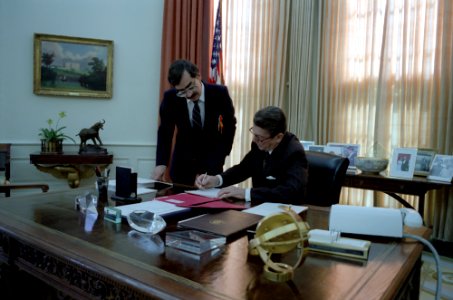 President Ronald Reagan meeting with Ken Khachigian on upcoming speech to Congress in the Oval Office