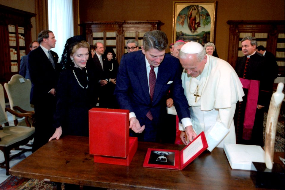 President Ronald Reagan and Nancy Reagan meet with Pope John Paul II