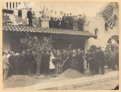 President Roosevelt re-planting the original navel orange tree in front of old Adobe and Campanile, at Glenwood Inn, Riverside, Cal., where he spent the night of May 7th, 1903 LCCN2013645463