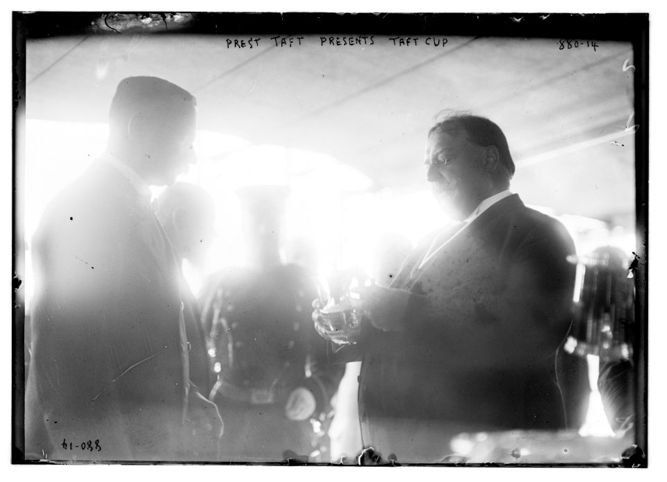 President Taft presents Taft Cup aboard Mayflower LCCN2014684230