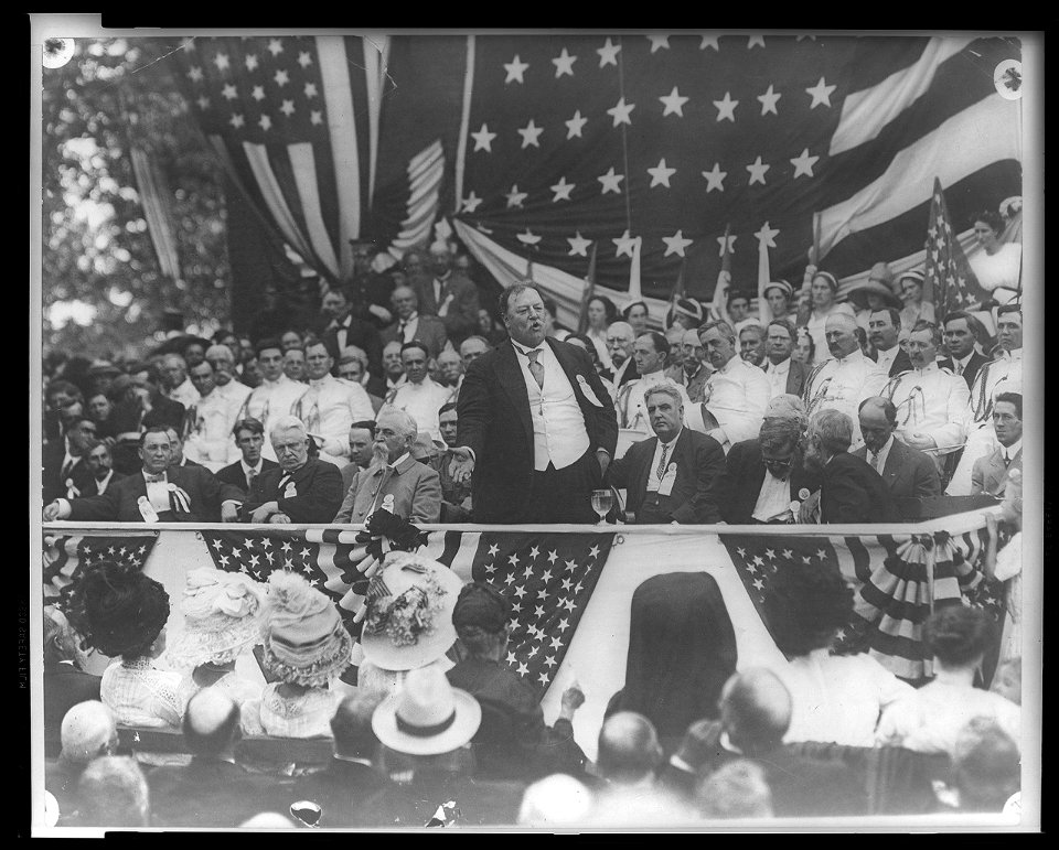President Taft speaking at Manassas Court House-Governor William H. Mann to Taft's right LCCN96522744