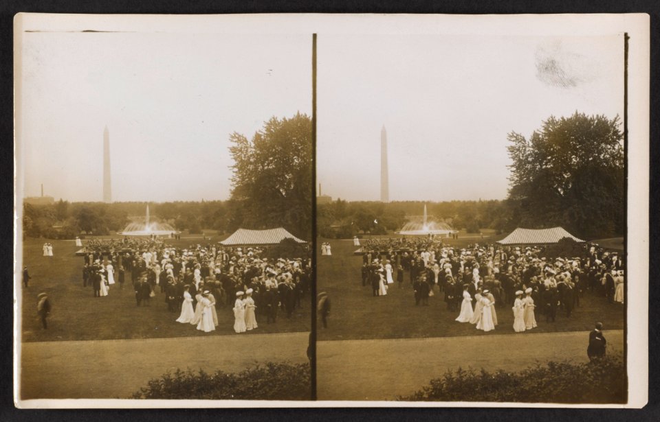 President Roosevelt's lawn party, on the White House Grounds, looking toward the Monument, Washington LCCN00651715
