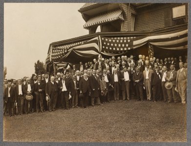 President Roosevelt, members of the Notification Committee and guests, Sagamore Hill, Oyster Bay, N.Y. LCCN2013651454 photo