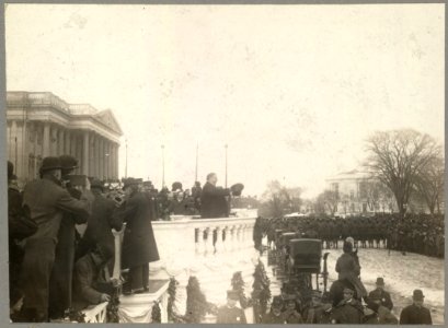 President Taft bowing to crowd LCCN00650957