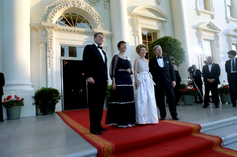 President Ronald Reagan and Nancy Reagan with Chancellor Helmut Schmidt and Loki Schmidt