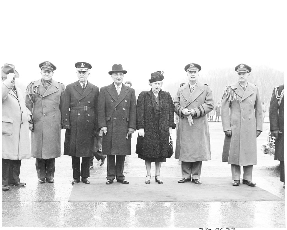President Truman attended a ceremony at Lincoln Memorial in honor of the birthday of President Lincoln. L to R, W.... - NARA - 199795