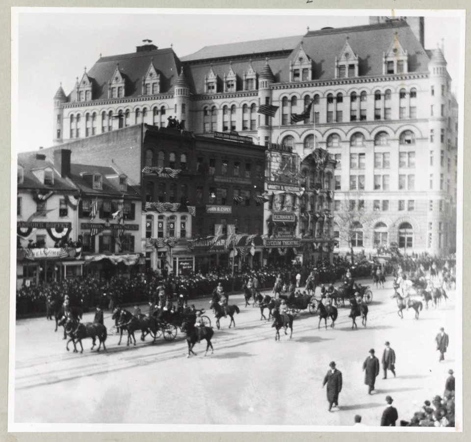 President Theodore Roosevelt passing 10th Street and Pennsylvania Avenue in inauguration parade on way to the Capitol LCCN89714794