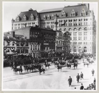 President Theodore Roosevelt passing 10th Street and Pennsylvania Avenue in inauguration parade on way to the Capitol LCCN89714794