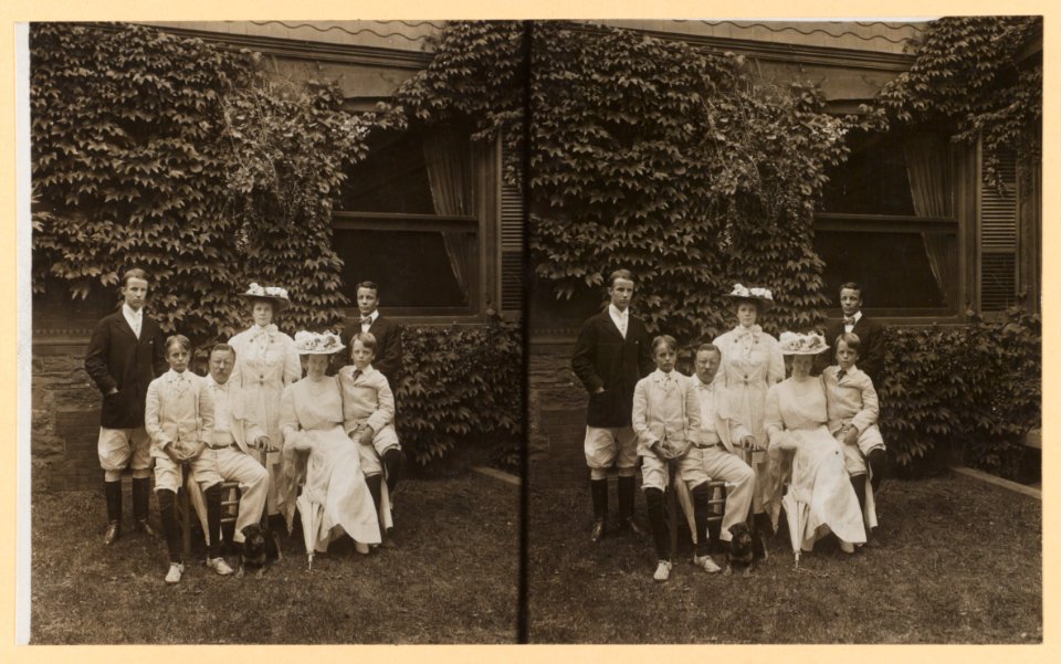 President Theodore Roosevelt, Edith Kermit Roosevelt and children, posed outdoors LCCN2013651302