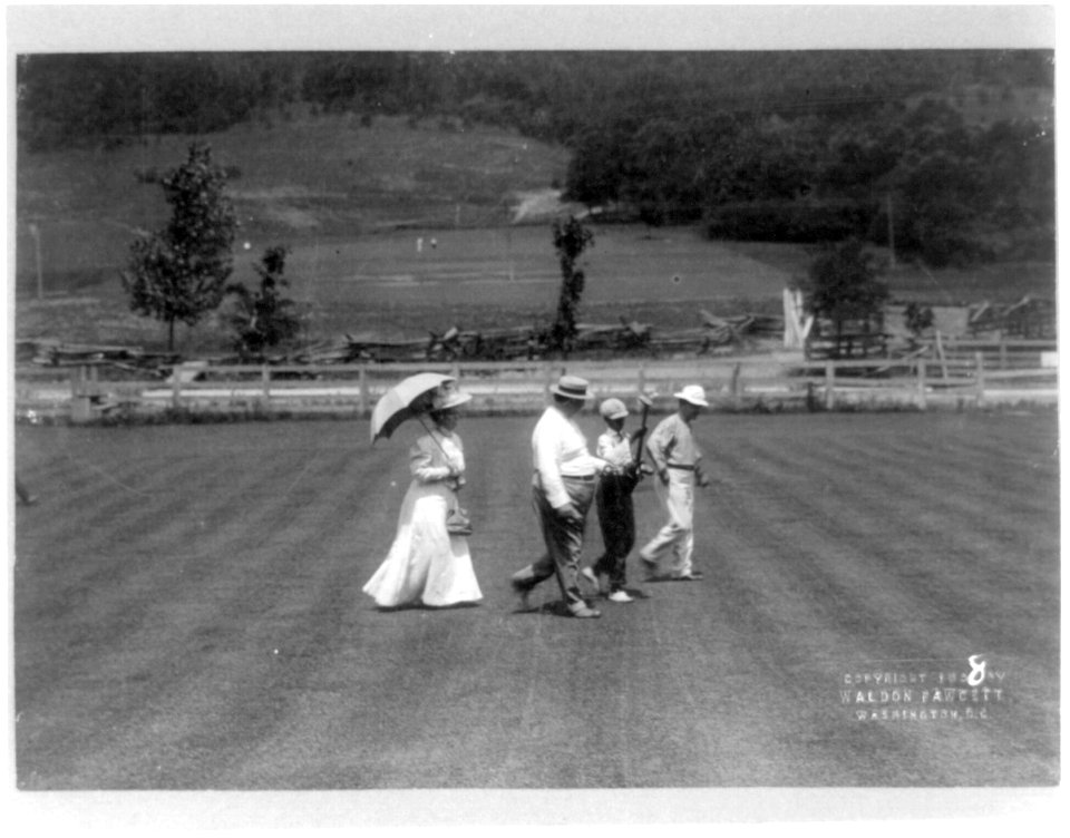 President W.H. Taft and group on golf course LCCN2002722992