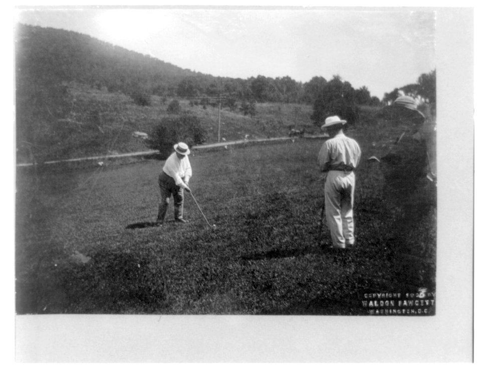 President W.H. Taft putting on the golf course LCCN2002722994