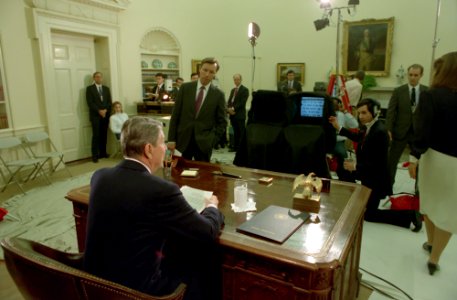 President Ronald Reagan prepares for his farewell address photo