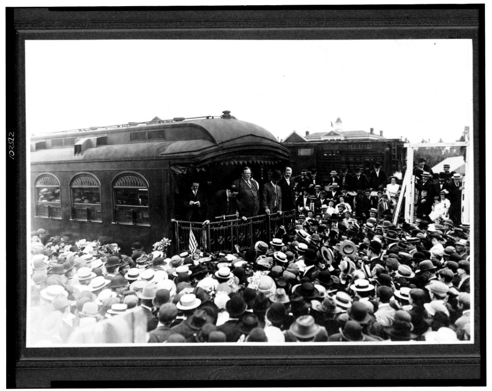 President William Howard Taft standing on back of railroad car, looking out at crowd of people) - Feeser's Studio, Hanover, Pa LCCN91708861