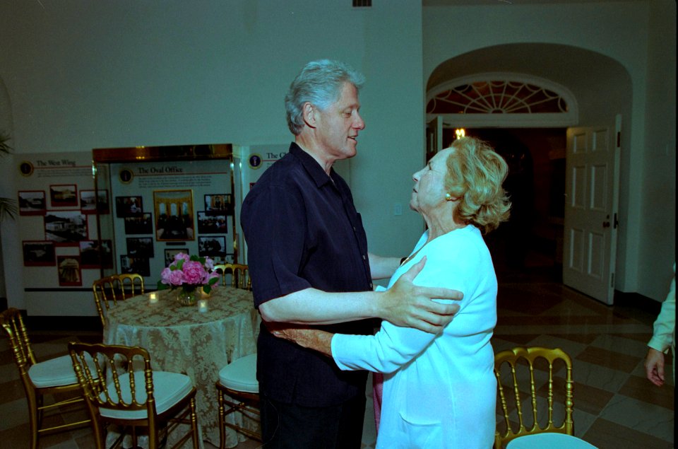 President William Jefferson Clinton at a movie screening outside the Family Theatre of the White House (03)