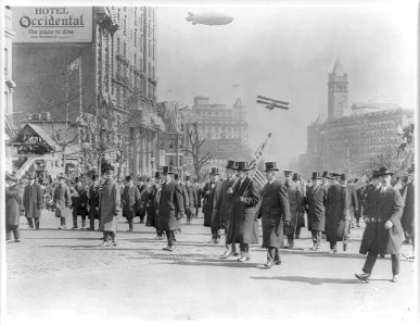 President Wilson marching in parade in honor of returned soldiers at 15th and Penna. Ave., Wash., D.C. LCCN2007682468