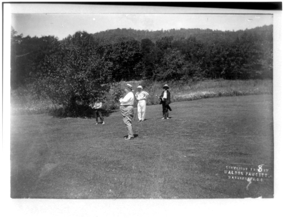 President W.H. Taft and group on golf course LCCN2002722993